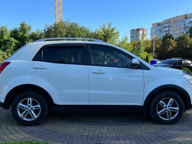 Белый Cанг Йонг Корандо, объемом двигателя 2.3 л и пробегом 155 тыс. км за 9800 $, фото 7 на Automoto.ua