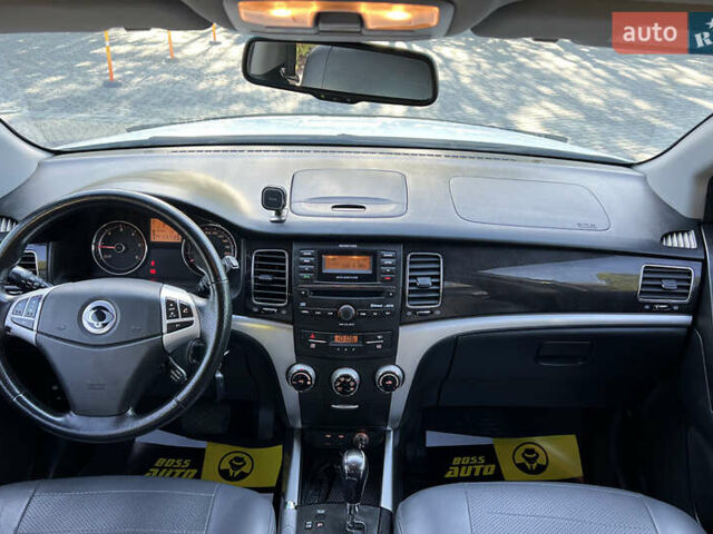 Белый Cанг Йонг Корандо, объемом двигателя 2 л и пробегом 155 тыс. км за 9800 $, фото 11 на Automoto.ua