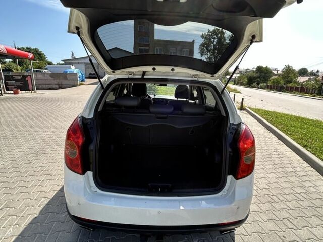 Белый Cанг Йонг Корандо, объемом двигателя 2 л и пробегом 155 тыс. км за 9400 $, фото 6 на Automoto.ua