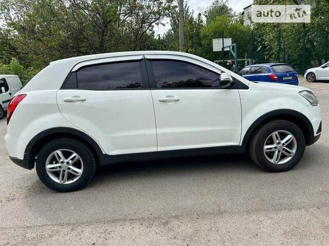 Білий Cанг Йонг Korando, об'ємом двигуна 2 л та пробігом 158 тис. км за 8600 $, фото 1 на Automoto.ua