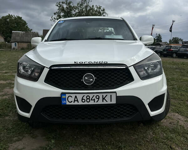 Белый Cанг Йонг Корандо, объемом двигателя 2 л и пробегом 123 тыс. км за 14000 $, фото 9 на Automoto.ua