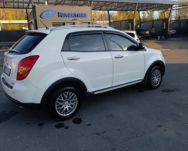 Белый Cанг Йонг Корандо, объемом двигателя 2 л и пробегом 216 тыс. км за 12000 $, фото 4 на Automoto.ua