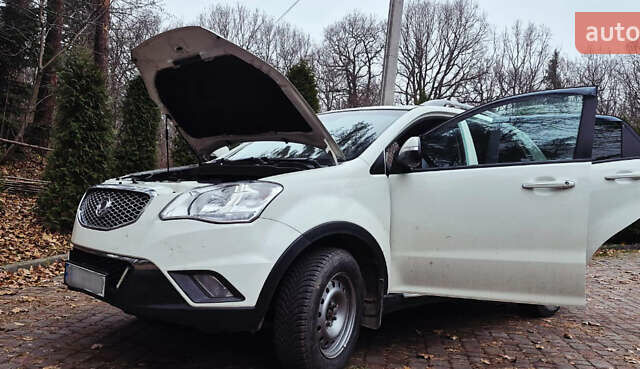 Белый Cанг Йонг Корандо, объемом двигателя 2 л и пробегом 104 тыс. км за 9900 $, фото 6 на Automoto.ua