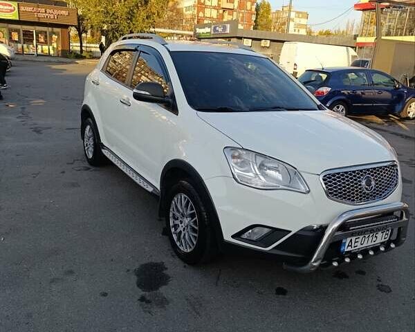 Белый Cанг Йонг Корандо, объемом двигателя 2 л и пробегом 216 тыс. км за 12000 $, фото 2 на Automoto.ua