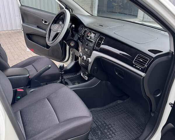 Білий Cанг Йонг Korando, об'ємом двигуна 2 л та пробігом 205 тис. км за 8000 $, фото 9 на Automoto.ua