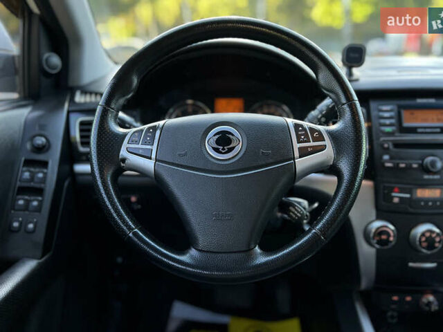 Белый Cанг Йонг Корандо, объемом двигателя 2 л и пробегом 155 тыс. км за 9800 $, фото 10 на Automoto.ua