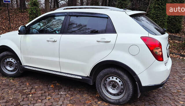 Белый Cанг Йонг Корандо, объемом двигателя 2 л и пробегом 104 тыс. км за 9900 $, фото 5 на Automoto.ua