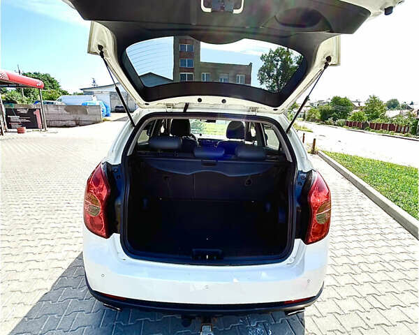 Белый Cанг Йонг Корандо, объемом двигателя 2 л и пробегом 155 тыс. км за 9300 $, фото 6 на Automoto.ua