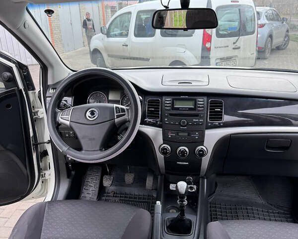 Білий Cанг Йонг Korando, об'ємом двигуна 2 л та пробігом 205 тис. км за 8000 $, фото 11 на Automoto.ua