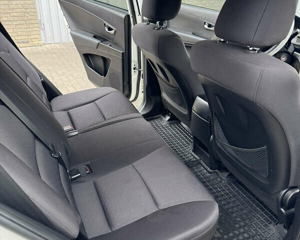 Білий Cанг Йонг Korando, об'ємом двигуна 2 л та пробігом 205 тис. км за 8000 $, фото 10 на Automoto.ua