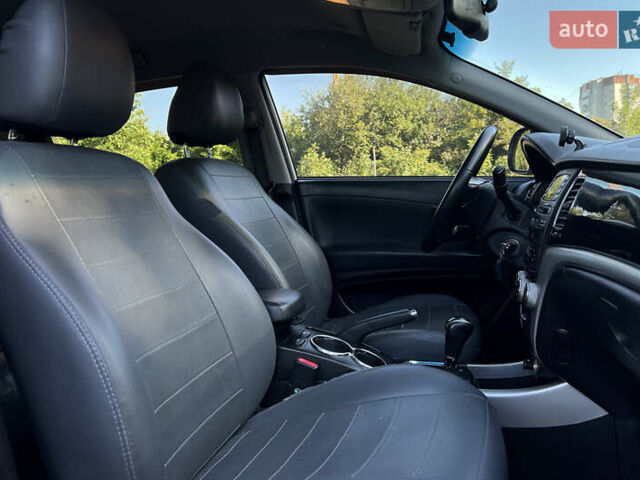 Белый Cанг Йонг Корандо, объемом двигателя 2 л и пробегом 155 тыс. км за 9800 $, фото 18 на Automoto.ua