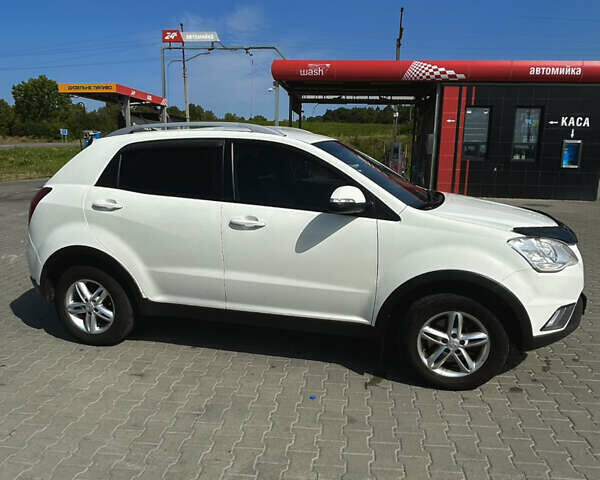 Белый Cанг Йонг Корандо, объемом двигателя 2 л и пробегом 155 тыс. км за 9300 $, фото 2 на Automoto.ua