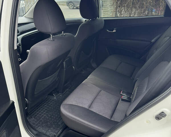 Білий Cанг Йонг Korando, об'ємом двигуна 2 л та пробігом 205 тис. км за 8000 $, фото 7 на Automoto.ua