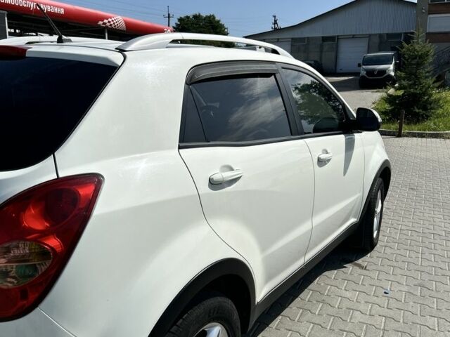 Белый Cанг Йонг Корандо, объемом двигателя 2 л и пробегом 155 тыс. км за 9400 $, фото 3 на Automoto.ua