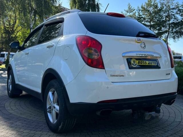 Белый Cанг Йонг Корандо, объемом двигателя 2.3 л и пробегом 155 тыс. км за 9800 $, фото 4 на Automoto.ua