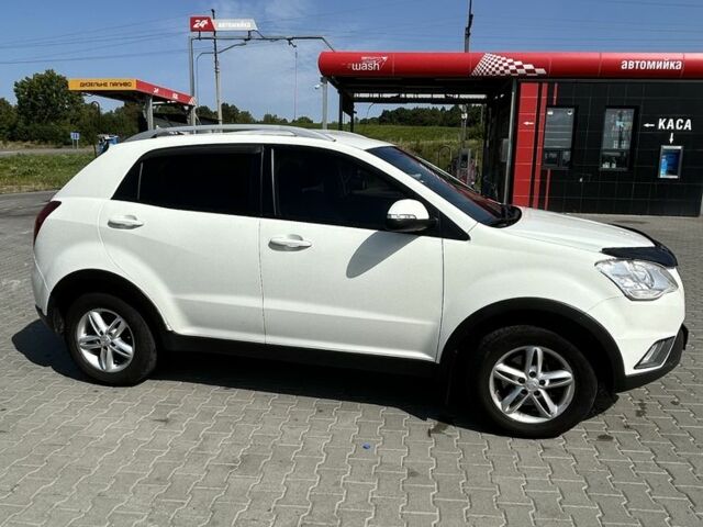 Белый Cанг Йонг Корандо, объемом двигателя 2 л и пробегом 155 тыс. км за 9400 $, фото 2 на Automoto.ua