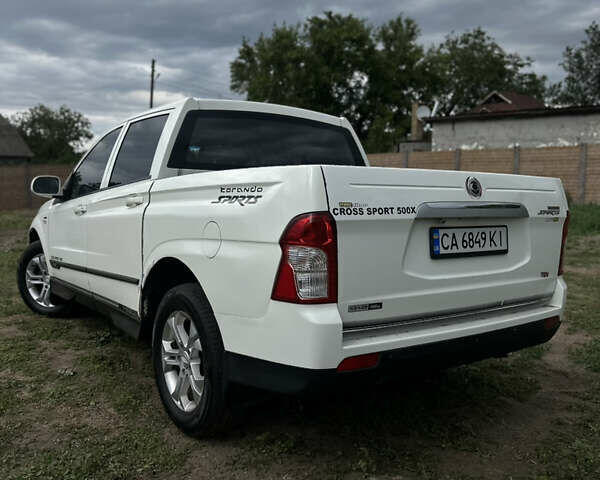 Белый Cанг Йонг Корандо, объемом двигателя 2 л и пробегом 123 тыс. км за 14000 $, фото 3 на Automoto.ua