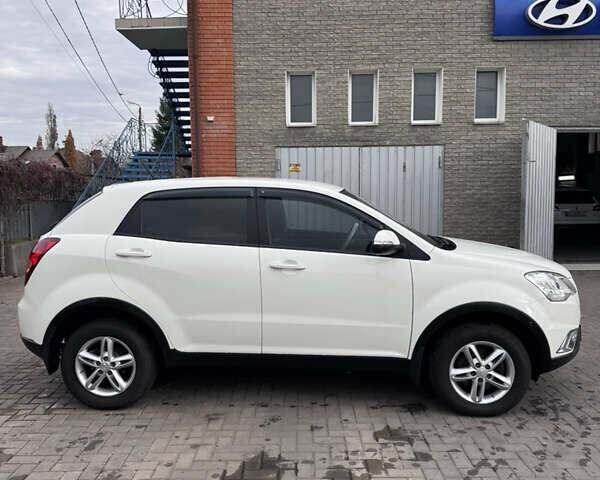 Білий Cанг Йонг Korando, об'ємом двигуна 2 л та пробігом 205 тис. км за 8000 $, фото 2 на Automoto.ua