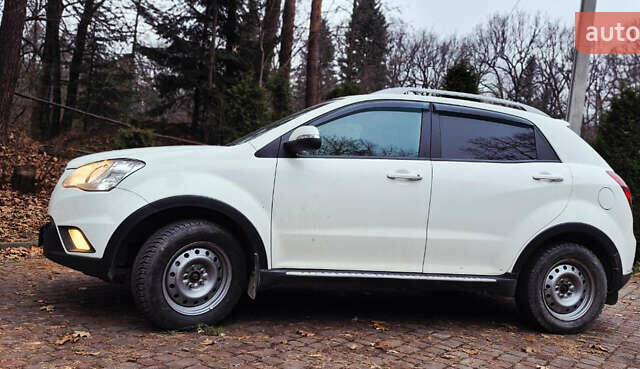 Белый Cанг Йонг Корандо, объемом двигателя 2 л и пробегом 104 тыс. км за 9900 $, фото 2 на Automoto.ua