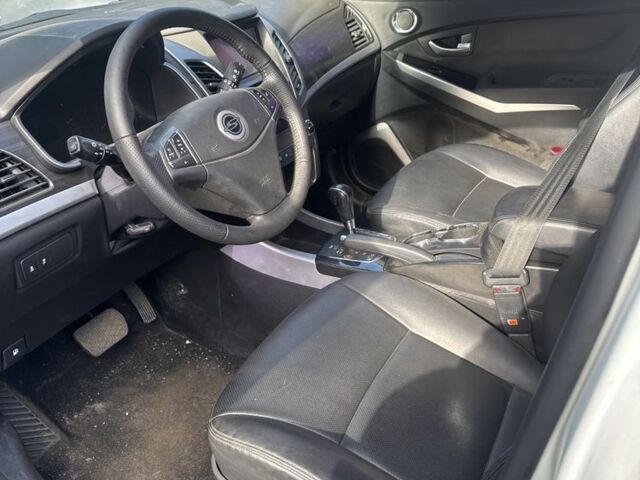 Белый Cанг Йонг Корандо, объемом двигателя 2 л и пробегом 150 тыс. км за 5900 $, фото 4 на Automoto.ua