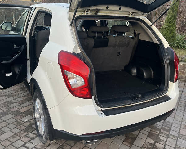Білий Cанг Йонг Korando, об'ємом двигуна 2 л та пробігом 141 тис. км за 9100 $, фото 7 на Automoto.ua