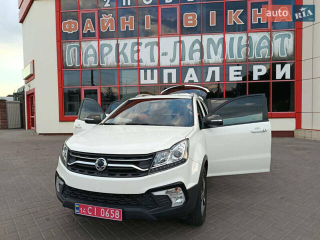 Білий Cанг Йонг Korando, об'ємом двигуна 2.2 л та пробігом 162 тис. км за 14400 $, фото 3 на Automoto.ua