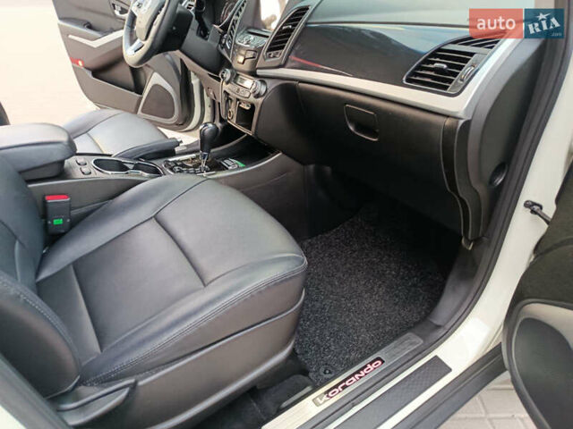 Білий Cанг Йонг Korando, об'ємом двигуна 2.2 л та пробігом 162 тис. км за 14400 $, фото 28 на Automoto.ua