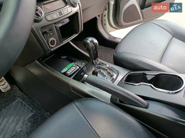 Білий Cанг Йонг Korando, об'ємом двигуна 2.2 л та пробігом 162 тис. км за 14400 $, фото 21 на Automoto.ua