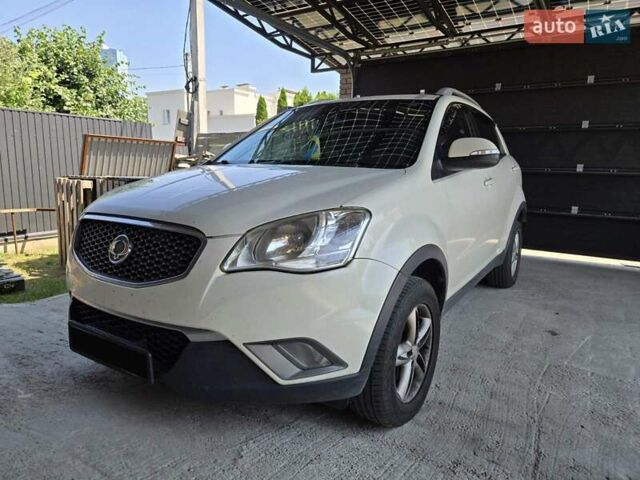 Бежевий Cанг Йонг Korando, об'ємом двигуна 2 л та пробігом 297 тис. км за 7000 $, фото 1 на Automoto.ua