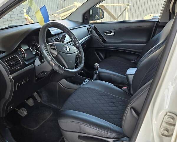 Бежевий Cанг Йонг Korando, об'ємом двигуна 2 л та пробігом 297 тис. км за 7000 $, фото 6 на Automoto.ua
