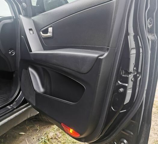 Черный Cанг Йонг Корандо, объемом двигателя 2 л и пробегом 350 тыс. км за 7000 $, фото 11 на Automoto.ua