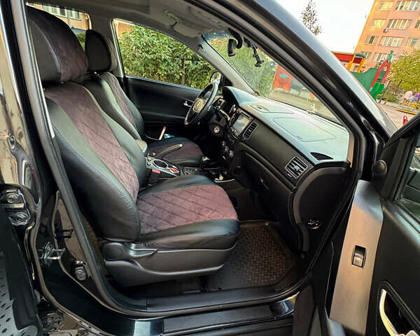 Черный Cанг Йонг Корандо, объемом двигателя 2 л и пробегом 265 тыс. км за 7700 $, фото 5 на Automoto.ua