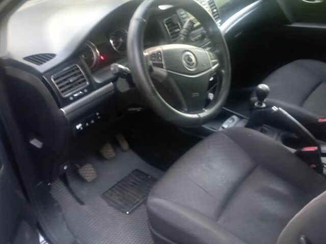 Чорний Cанг Йонг Korando, об'ємом двигуна 2 л та пробігом 180 тис. км за 8200 $, фото 3 на Automoto.ua