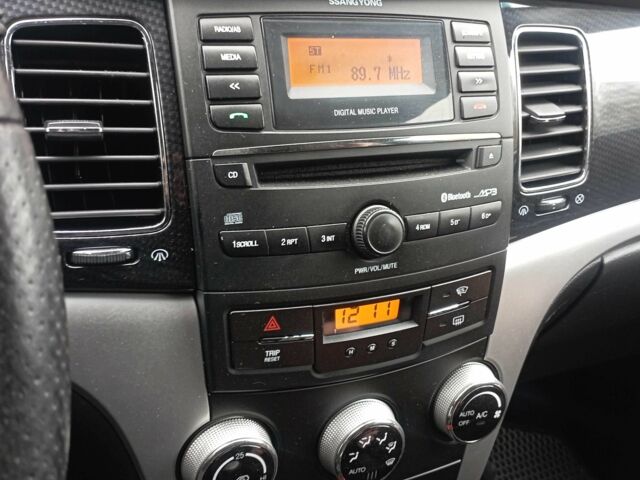 Черный Cанг Йонг Корандо, объемом двигателя 2 л и пробегом 180 тыс. км за 7711 $, фото 6 на Automoto.ua