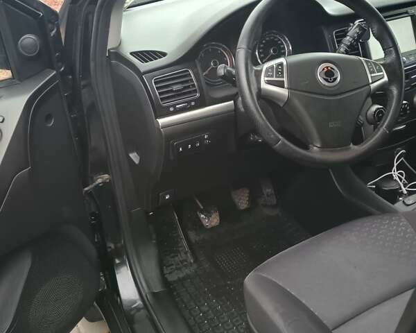 Черный Cанг Йонг Корандо, объемом двигателя 2 л и пробегом 165 тыс. км за 8200 $, фото 10 на Automoto.ua