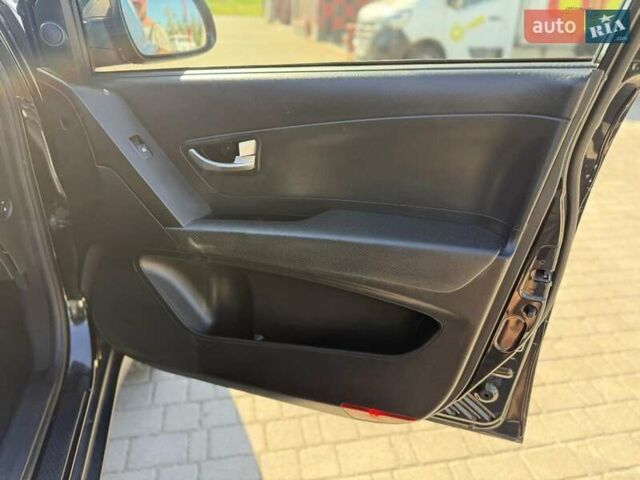 Чорний Cанг Йонг Korando, об'ємом двигуна 2 л та пробігом 130 тис. км за 5800 $, фото 4 на Automoto.ua