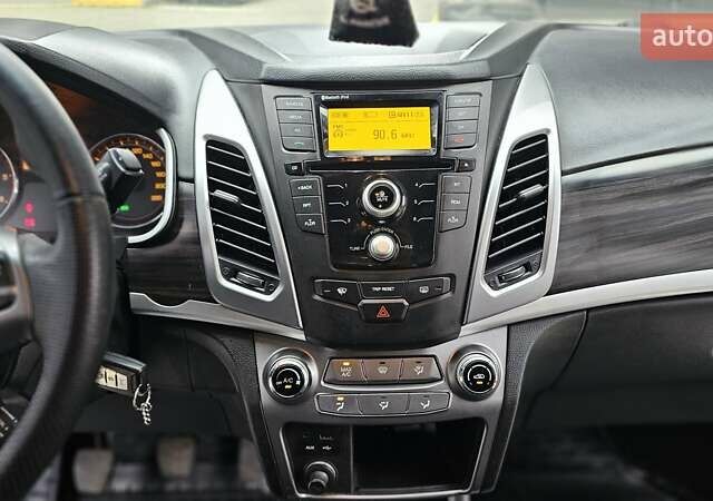 Черный Cанг Йонг Корандо, объемом двигателя 2 л и пробегом 173 тыс. км за 9000 $, фото 14 на Automoto.ua