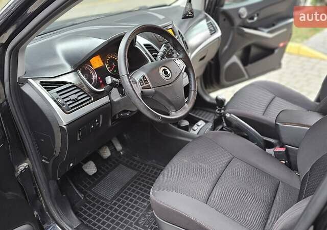 Черный Cанг Йонг Корандо, объемом двигателя 2 л и пробегом 173 тыс. км за 9000 $, фото 12 на Automoto.ua