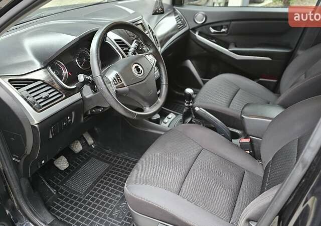 Черный Cанг Йонг Корандо, объемом двигателя 2 л и пробегом 173 тыс. км за 9000 $, фото 11 на Automoto.ua