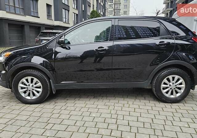 Черный Cанг Йонг Корандо, объемом двигателя 2 л и пробегом 173 тыс. км за 9000 $, фото 5 на Automoto.ua