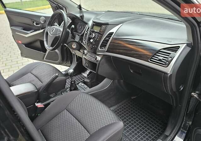 Черный Cанг Йонг Корандо, объемом двигателя 2 л и пробегом 173 тыс. км за 9000 $, фото 8 на Automoto.ua