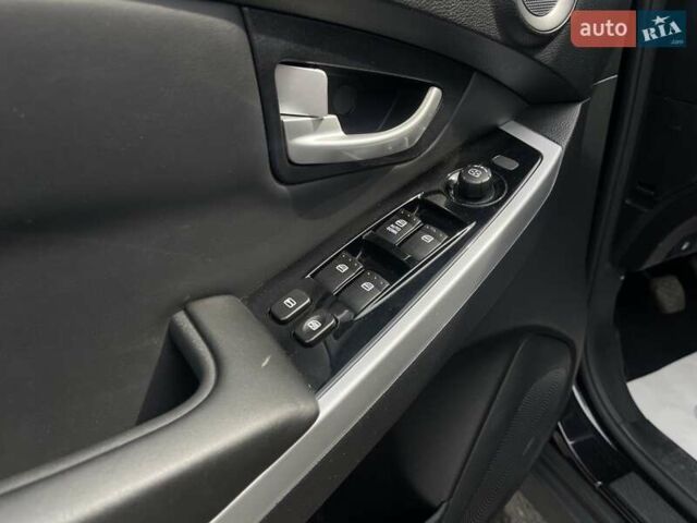 Чорний Cанг Йонг Korando, об'ємом двигуна 2 л та пробігом 99 тис. км за 12600 $, фото 18 на Automoto.ua