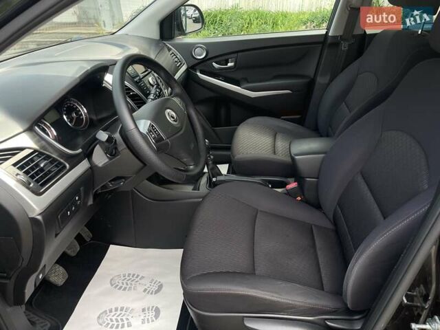 Чорний Cанг Йонг Korando, об'ємом двигуна 2 л та пробігом 99 тис. км за 12600 $, фото 19 на Automoto.ua