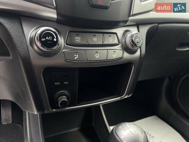 Чорний Cанг Йонг Korando, об'ємом двигуна 2 л та пробігом 99 тис. км за 12600 $, фото 44 на Automoto.ua