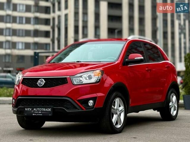 Красный Cанг Йонг Корандо, объемом двигателя 2 л и пробегом 215 тыс. км за 11800 $, фото 5 на Automoto.ua