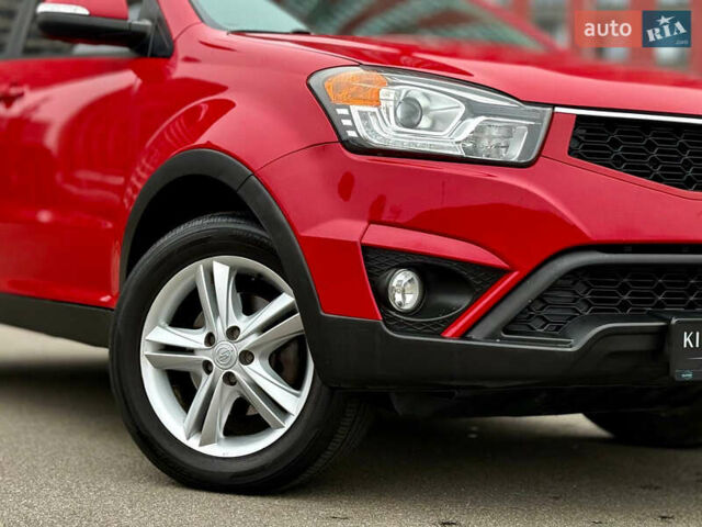 Красный Cанг Йонг Корандо, объемом двигателя 2 л и пробегом 215 тыс. км за 11800 $, фото 2 на Automoto.ua