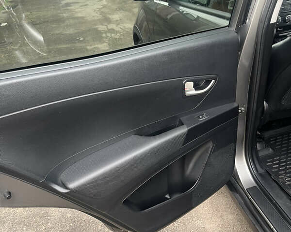 Сірий Cанг Йонг Korando, об'ємом двигуна 2 л та пробігом 80 тис. км за 10000 $, фото 15 на Automoto.ua