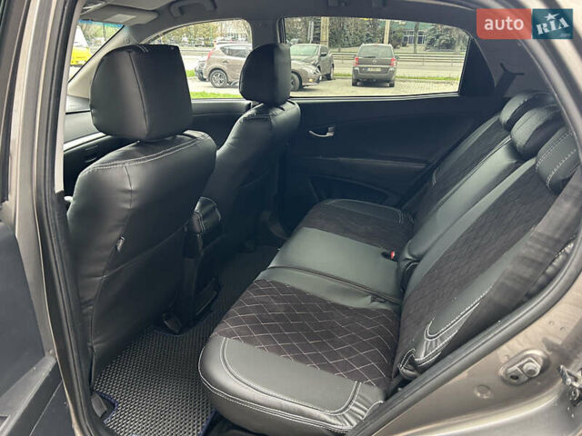 Сірий Cанг Йонг Korando, об'ємом двигуна 2 л та пробігом 171 тис. км за 9999 $, фото 21 на Automoto.ua
