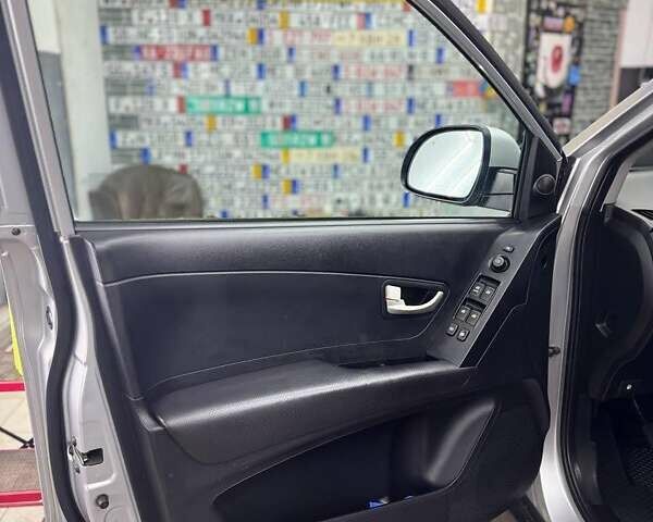 Сірий Cанг Йонг Korando, об'ємом двигуна 2 л та пробігом 181 тис. км за 9200 $, фото 10 на Automoto.ua