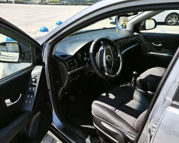 Сірий Cанг Йонг Korando, об'ємом двигуна 2 л та пробігом 162 тис. км за 10000 $, фото 7 на Automoto.ua